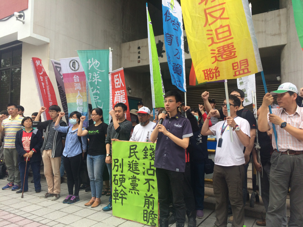 數十個民間團體在立法院外抗議，要求退回便宜行事、內容粗糙的前瞻建設計畫，行政院充分傾聽民間聲音後再做研擬。圖／李秉芳