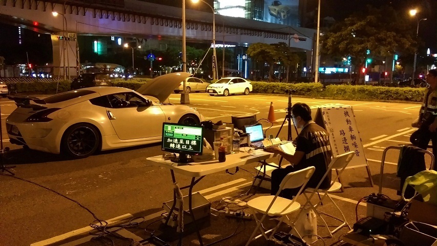 飆仔改裝汽車，製造音爆及鉅聲噪音，令民眾甚為反感，也有肇生危險可能，中市環警監聯合稽查小組，將之列為重點稽查對象，「隨測隨罰」，往後還要複檢合格。但罰鍰6千元似乎過輕，第二次查獲應直跳上限2萬4千元，才有嚇阻力。（中市府提供）