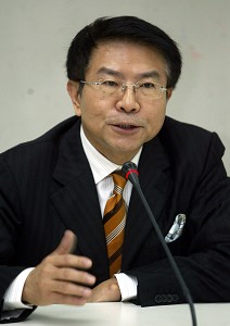 前海基會董事長、民進黨大老洪奇昌傳遭新系除名，洪奇昌今天證實此事，並稱新系政治考量，但大家還是兄弟、朋友（中央社資料照片）。