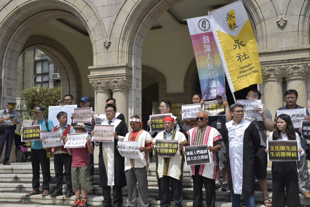 布農族獵人王光祿與原住民族團體、法律扶助基金會律師召開記者會，呼籲司法院大法官召開憲法法庭進行言詞辯論。圖／鍾孟軒