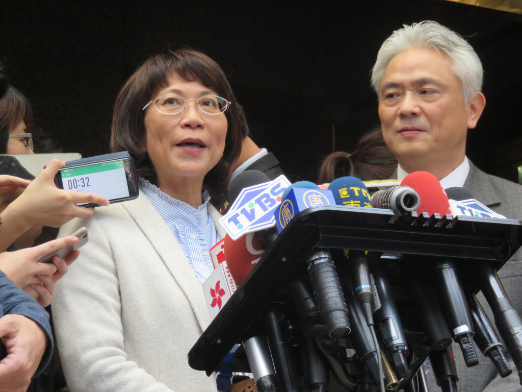 國民黨總統參選人朱立倫今（9）日下午召開「倫」轉好薪情薪水政策說明會，但被網友諷刺是「22K之母」的副手王如玄卻臨時缺席，改往法律扶助基金會商談捐錢與協助老榮民處理眷改宅買賣糾紛等事宜。王如玄避談缺席，強調是「分進合擊」。（記者唐詩攝影）