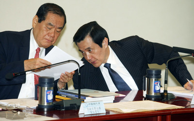 針對民進黨連日來對於劣質豬油、兩岸貨貿談判、監委提名等事件連番砲轟，國民黨副主席兼秘書長曾永權（圖左一，中央社資料照片）今天反擊。他痛批民進黨主席蔡英文「趁火打劫」、「只想著2016大位」。