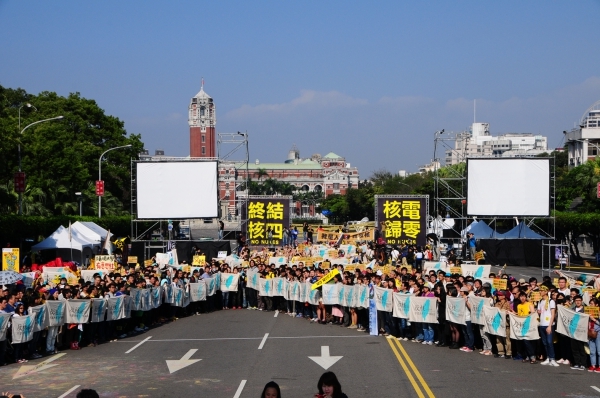 圖為2013年3月10日反核四運動，「我是人，我反核」凱道排字，讓當時執政的總統馬英九知道許多「人」在反核。圖／本報資料照，邱萬興攝