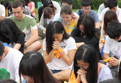 當台灣的大學生在校園為受害人祝福、祈禱時，我們的政治人物和媒體卻還沉浸在血腥與抹黑中。圖:中央社