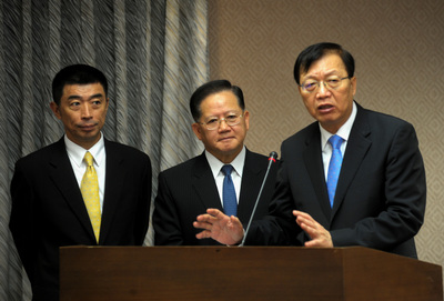 內政部長陳威仁（右）昨天表示，蔡英文臉書疑遭中國大陸網友灌爆留言，警方將偵辦，但今天改口稱是一時誤解。（中央社）20151112