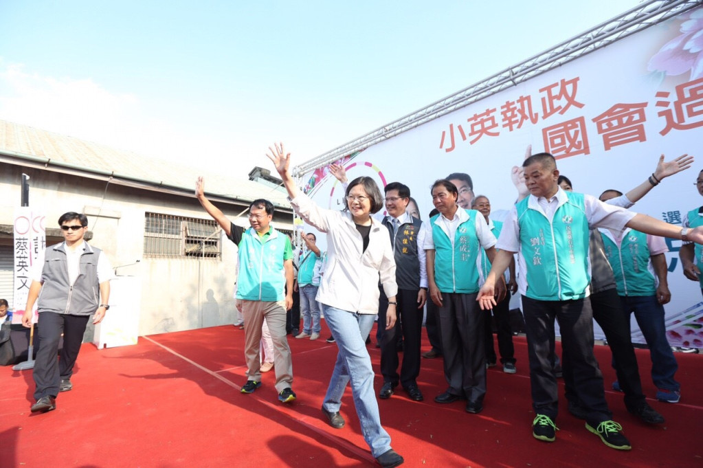 蔡英文推出出「國家級客庄台三線浪漫大道」，強調要讓全台灣、全世界來看看可加風情。（民進黨提供）