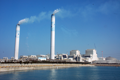 立法院院會今（15）日下午三讀通過溫室氣體減量及管理法（簡稱溫減法），明定國家溫室氣體長期減量目標，2050年溫室氣體排放量降為2005年溫室氣體排放量50%以下 (圖為六輕廠區，中央社資料照片) 20150615