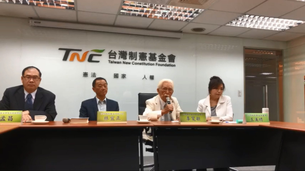 獨派大老辜寬敏（右2）推動的兩項制憲公投案被蔡政府駁回，令人對於獨派的式微感到憂心，對於台灣國家正常化的推動亦覺氣餒。圖為台灣制憲基金會2020.10.19針對中選會駁回制憲公投記者會，辜寬敏。圖／擷自台灣制憲基金會臉書影片