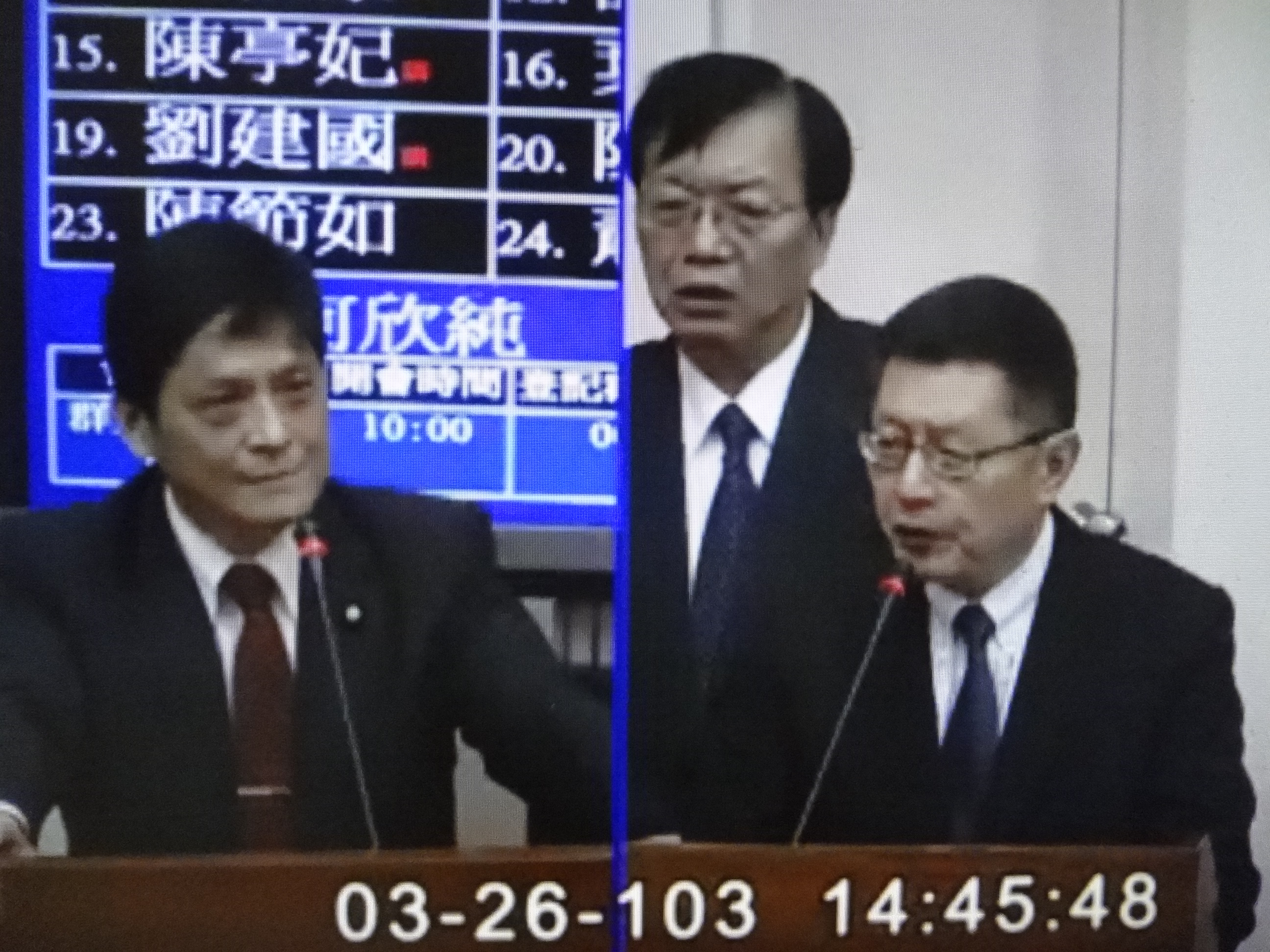 警政署長王卓鈞（右1）到立法院報告備詢，表示願對324警方驅離流血事件負責。