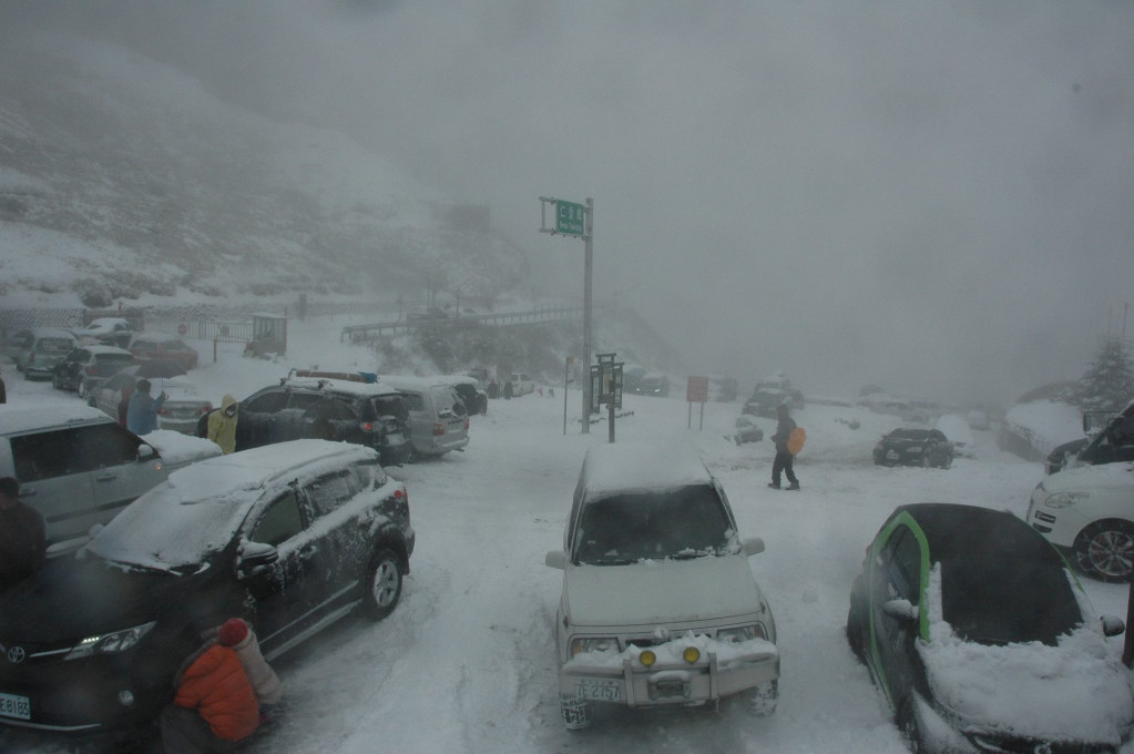 合歡山下雪了，而且積雪最高達12公分，不過上山賞雪遊客不可輕忽高山症。圖／太魯閣官方臉書提供（資料照片）