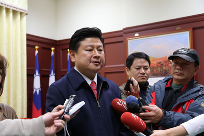花蓮縣長傅崐萁（中）倡議太魯閣國家公園應收費，外國人收500，本國人收200，「當然，花蓮縣民必須免費」。（資料照片，中央社）20150807
