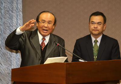 國際油價持續走跌，交通部政務次長陳建宇（左）11日在立法院答覆立委質詢時表示，1週內會提出國內線機票優惠。(中央社資料相片)