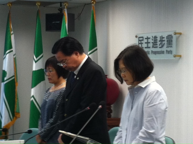 蔡英文率領民進黨中常委為澎湖空難和高雄氣爆罹難者默哀一分鐘。(朱蒲青攝)