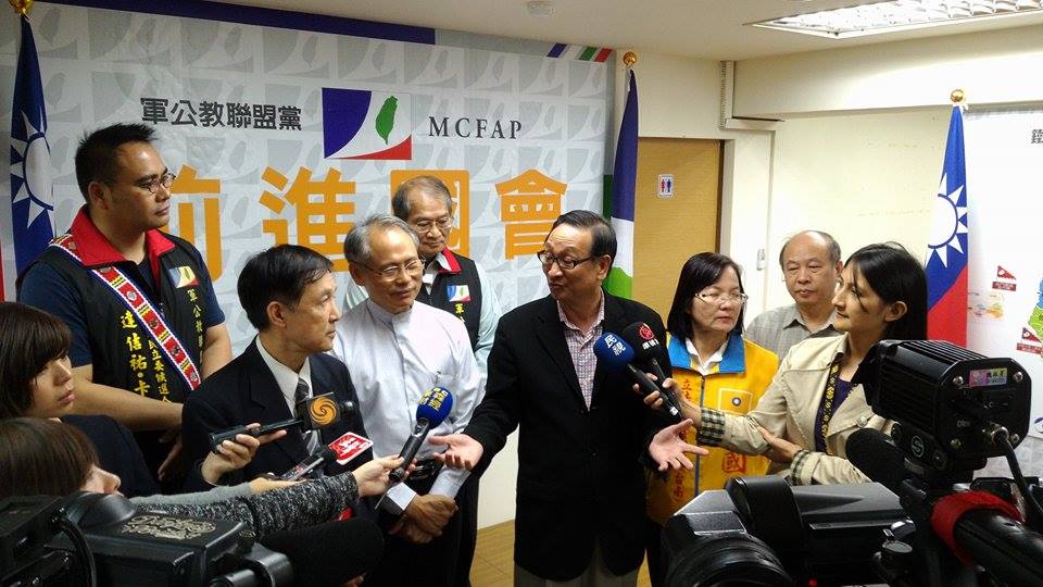 反擊國民黨黃復興抹綠,前退輔會主委、陸軍退役上將胡鎮埔(右四)質疑:「軍人應該有藍綠嗎?」。他指出,自己在民進黨執政時期,堅持不拆部隊裡的蔣公銅像,這樣做到底是藍?還是綠?堅持做對的事應該不分藍綠。(記者唐詩攝影)