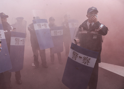 勞工團體2日朝鎮江街丟擲煙霧彈，現場煙霧瀰漫。圖/中央社