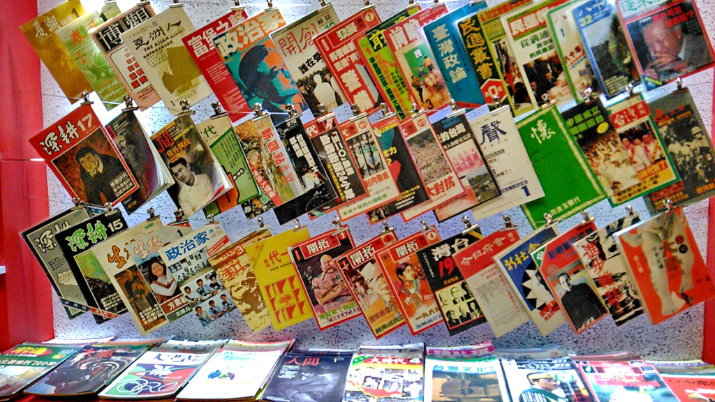 黨外雜誌陳列在「我們的民主時代」影像紀念展美麗島捷運站。(記者陳俊廷攝)