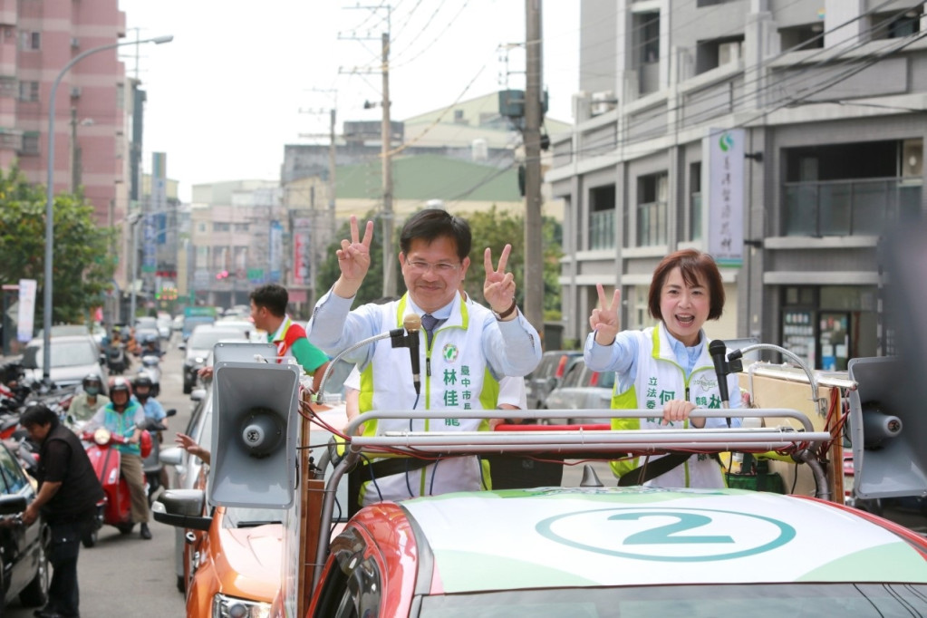 台中市長林佳龍今(17)日由立委何欣純、市議員候選人張玉嬿、蔡耀頡隨車，在太平區掃街拜票，晚間也在太平舉行造勢晚會，強攻太平選區。（林佳龍競總）