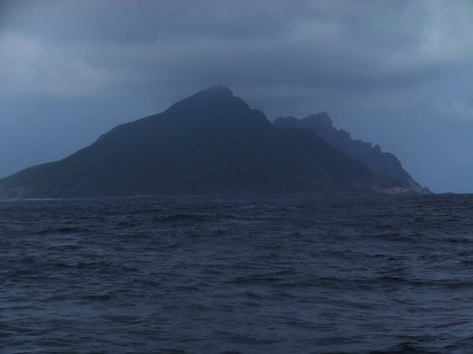 釣魚台晨景。陰雲密布，彷彿是它在現今國際政治環境下的隱喻。圖／永山英樹攝