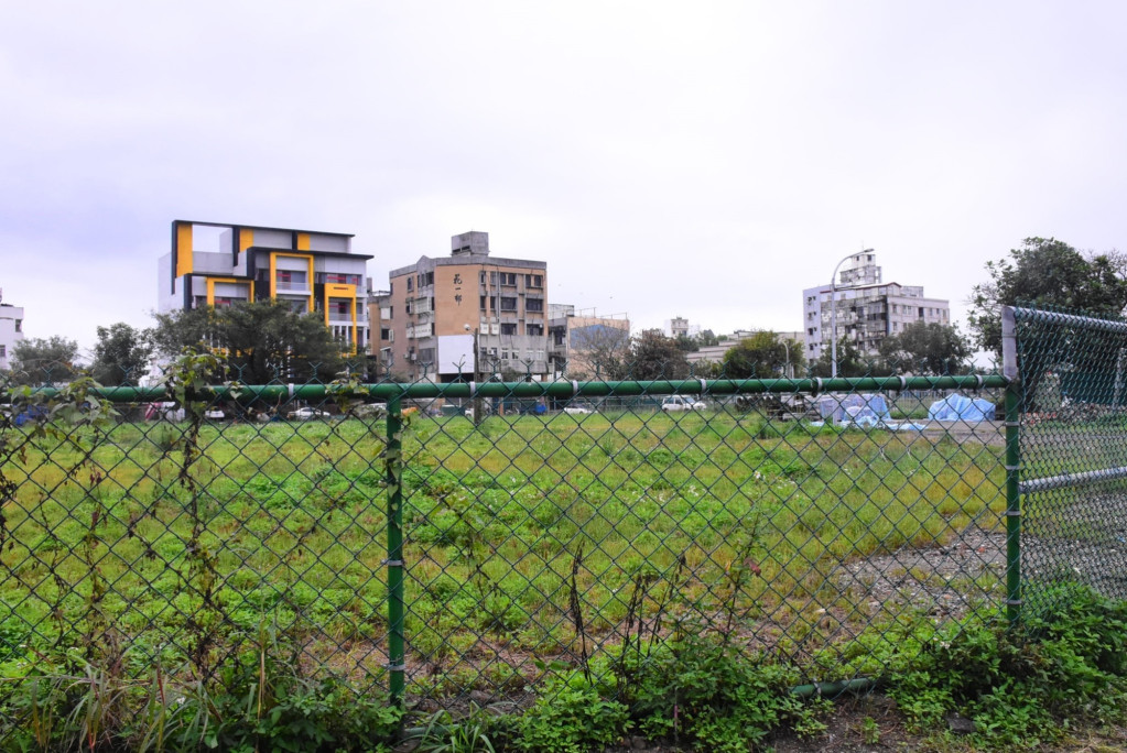 這塊空地過去是台鐵舊宿舍區，市公所爭取做誒收費停車場。圖／王志偉翻攝