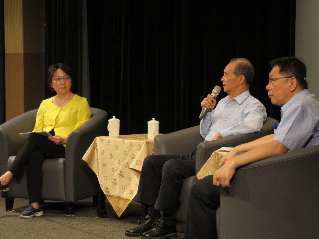台灣研究基金會主辦「從歷史觀點談新興政治力量」座談,由台研會創辦人黃煌雄(中)主持,邀請台北市長柯文哲與綠社盟大安文山參選人、社民黨召集人范雲公開對談。(劉明堂攝)