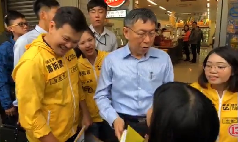 台北市長柯文哲今（17）日下午前往北投，為時代力量台北市議員候選人黃郁芬站台，並與林亮君、蕭新晟合體造勢。圖／擷取自柯文哲臉書直播畫面