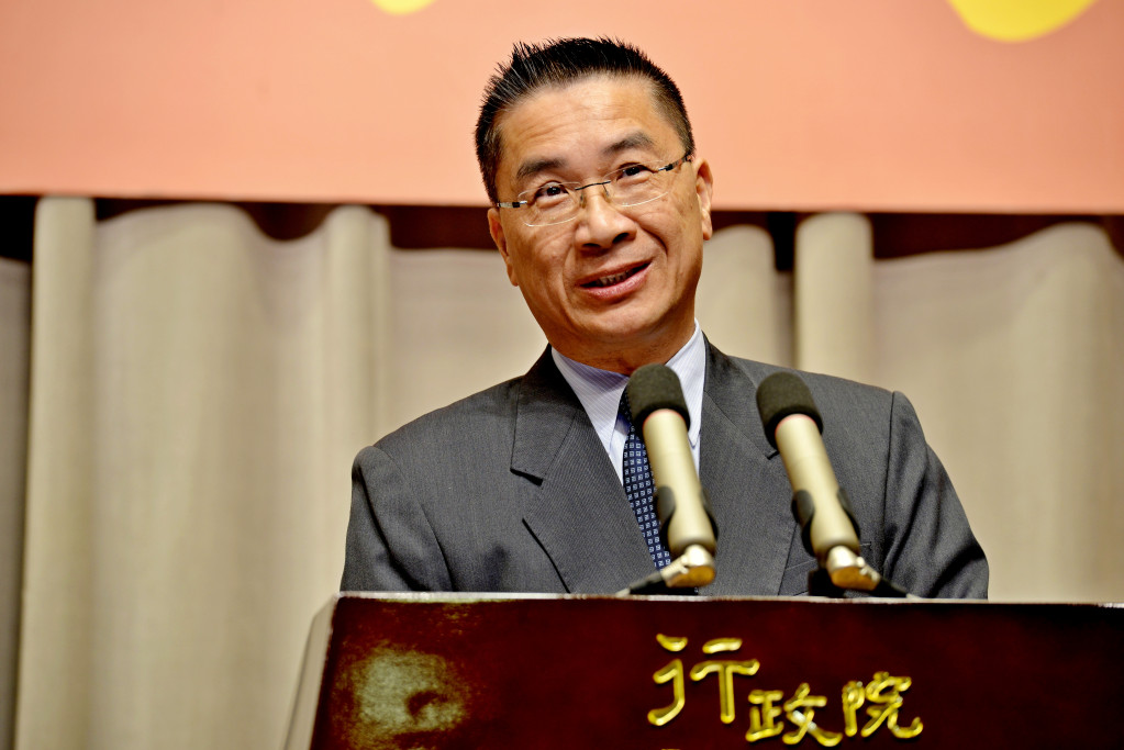 總統蔡英文日前宣佈要興建基隆輕軌,引發外界不少質疑,行政院發言人徐國勇下午澄清表示,基隆輕軌「車廂是兩用的」,它可以在一般的公路上行駛,就像公共汽車,是橡皮輪子」,「開到了鐵路的軌道以後,它橡皮輪子收起來,裏面還有鐵軌的鐵軌輪子。然後就變成了捷運」,可以在軌道上行駛。圖/郭文宏,資料照片