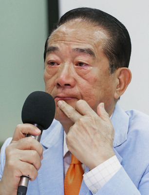宋楚瑜出席競選廣告「眼盲與心盲」發表記者會，強調要改變政府無能的現狀。(資料照片/中央社)