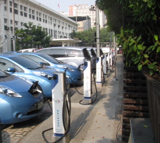 政府積極推動乾淨的電動車,但「充電設施」是基本和關鍵設備,市環保局一年只編43萬元,來鼓勵公私單位設立,會不會「口惠實不至」?(中市新聞局提供)