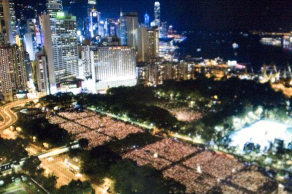 萬數名香港民眾,參加香港維多利亞公園舉辦的六四事件26週年,燭光守夜活動(網路圖片翻攝)