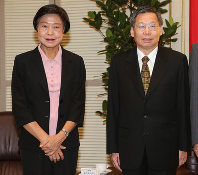 司法院長正副院長被提名人謝文定（右）、林錦芳（左），14日前往立法院拜會院長蘇嘉全。15日繼續拜會朝野黨團。(中央社20160714)