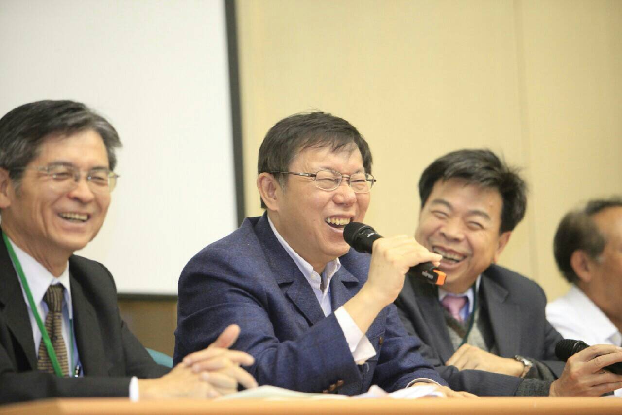 台灣環境保護聯盟舉辦「2015年民間能源論壇」，邀請專家學者與會座談，討論能源政策與發展策略，柯文哲今天受邀出席，他致詞以自己的生活經驗表達對能源政策的看法，現場笑聲不斷。(北市府媒體事務組圖片提供)