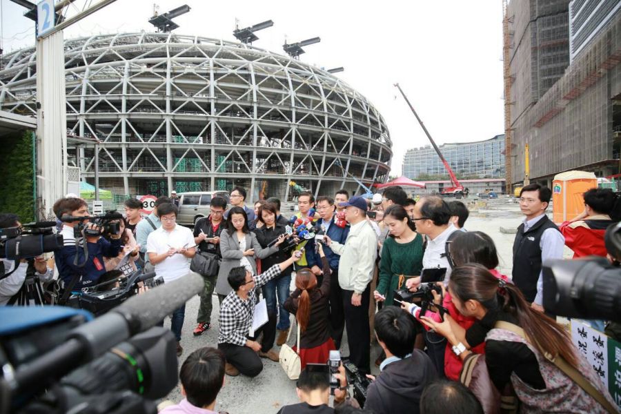 無黨籍台北市長候選人柯文哲下午前往大巨蛋進行市政工程考察活動。他一度無奈地笑說：「這是一個擦屁股的工程」（圖，柯文哲辦公室提供）