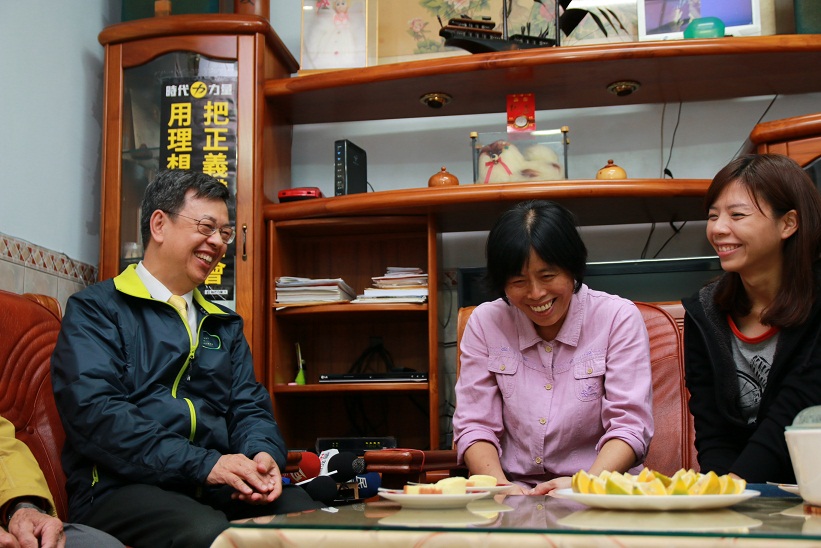 「「仁慈之會」，「大仁哥」張建仁到后里拜訪洪慈庸的爸爸媽媽，讚揚洪家無私的奉獻，也鼓勵洪慈庸有耐心衝刺到底。（洪總部提供）