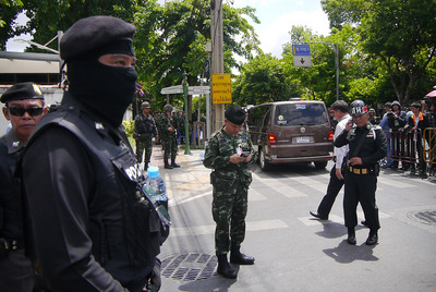 泰國軍方22日政變後，在陸軍總部傳喚155人前政府官員以及親反政府抗議領袖，照片為相關人士陸續抵達。(中央社)