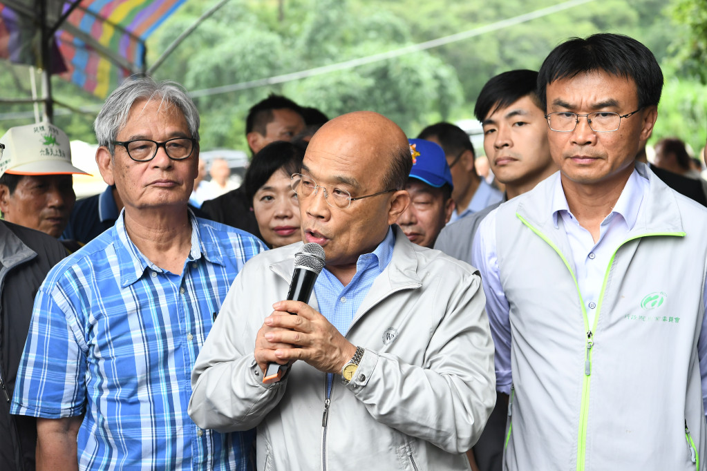 行政院長蘇貞昌今日視察秋行軍蟲防疫時受訪表示，國道6號如果要從埔里通花蓮，要穿越中央山脈，工程上不可能，希望政治人物不要信口開河、亂講一通。圖／行政院