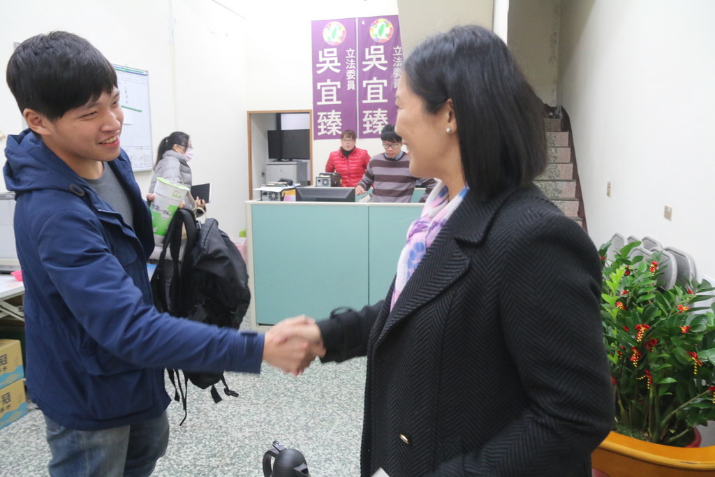 陳為廷會見吳宜臻，針對立委補選面授機宜，也趁此機會化解先前與地方黨部的岐見。（記者何豪毅攝）