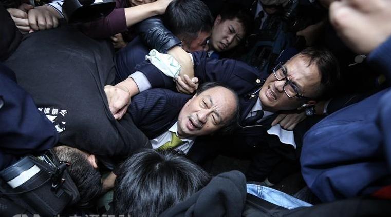 民進黨團柯建銘今天中午走出立院時，遭到抗議勞團撲倒在地毆打。圖／中央社