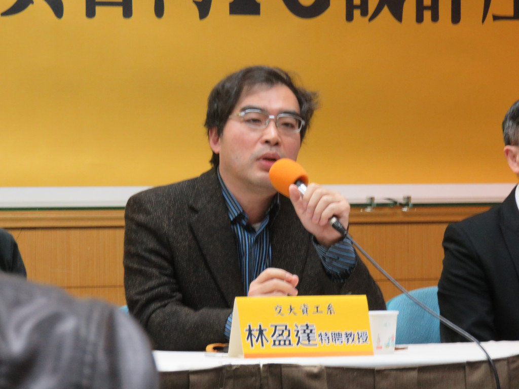 學者14日下午舉行反紫光購併記者會,交大資工教授林盈達答覆時稱「工商時報就是中國時報…」激怒工商時報記者楊曉芳,現場氣氛尷尬,之後楊收拾走人。(記者唐詩攝影)