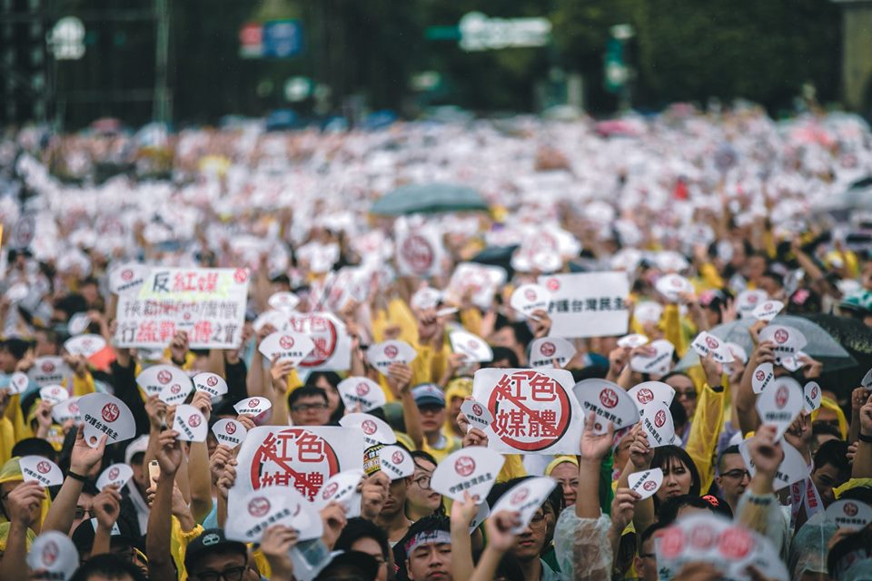 「旺中集團」急於否認派人去喬事情的原因，說白了很簡單，想要洗白，卻剛好自己對號入座，坐實自己真的就是千夫所指的「紅色媒體」。圖／取自拒絕紅色媒體 守護台灣民主臉書