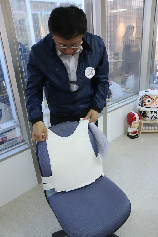 柯文哲說，防彈衣「天氣冷了再穿」。（記者何豪毅攝）