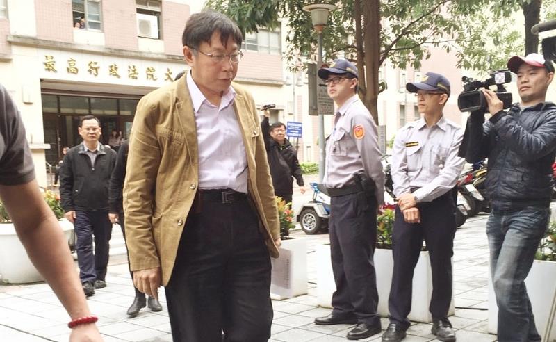 柯文哲今在北院作證,三億男就是郭台銘。(中央社)