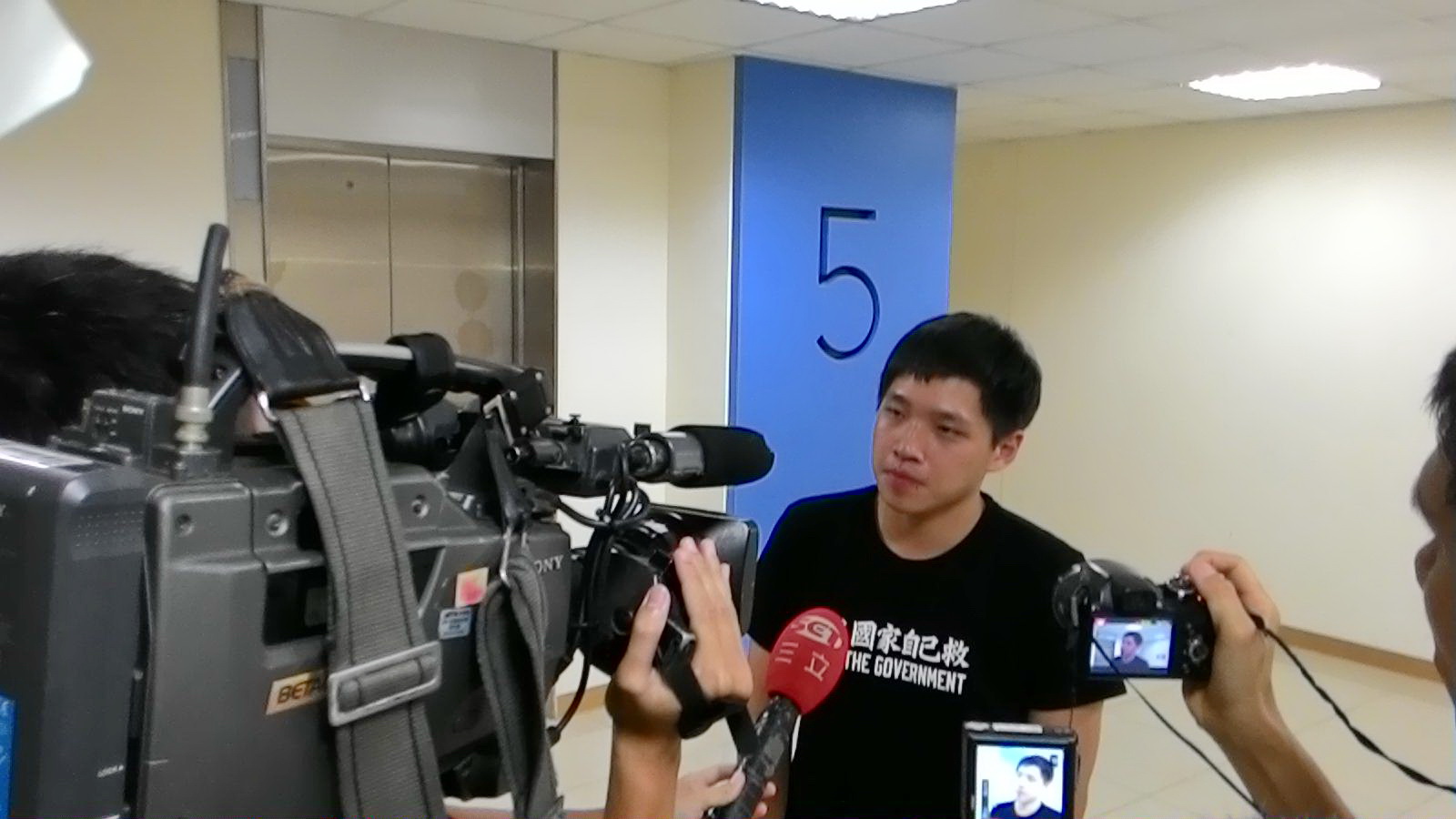 陳為廷回答媒體詢問時，抨擊國安會秘書長金溥聰秘書長至警政署、調查局等機關聽取簡報，「違法違憲」越權明顯，應立即下台！(記者陳俊廷攝)
