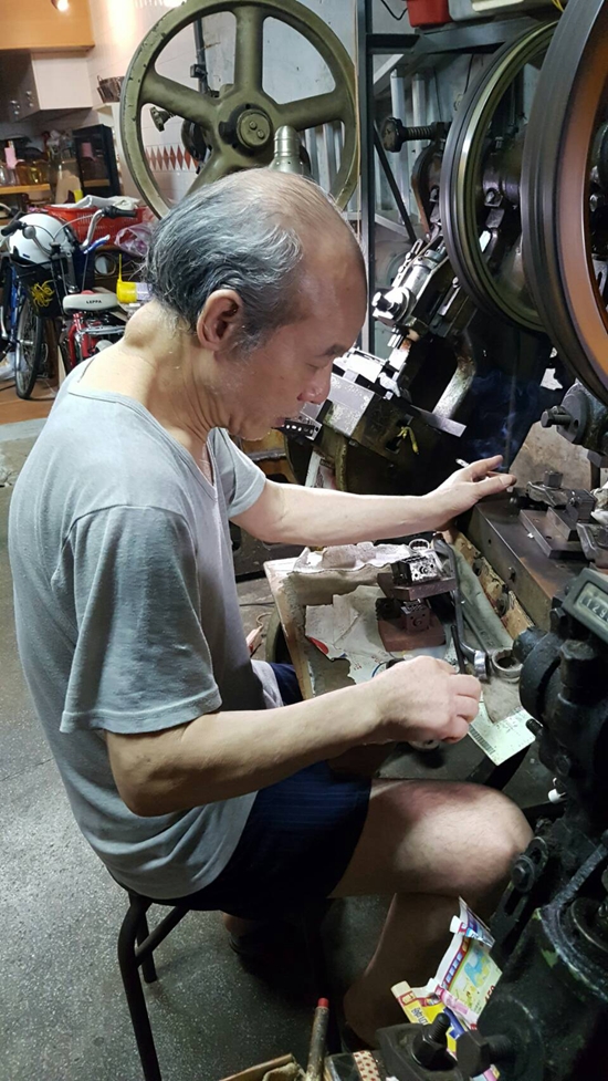 沖壓模具已經有35年經驗的老師傅陳進陽，隨著時代變遷也見證台灣經濟的起落。圖／李書璇