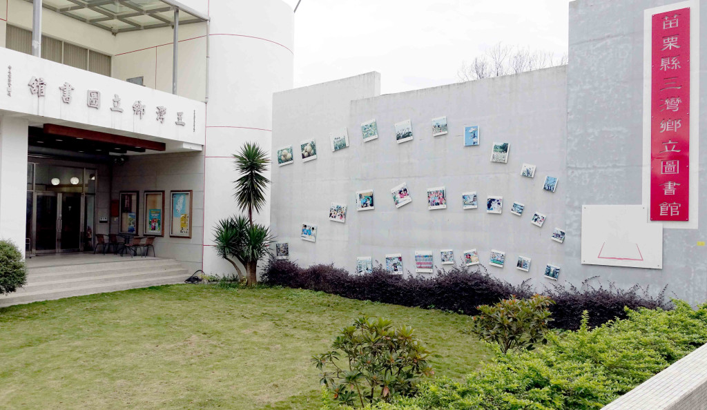 三灣圖書館前有一大片草坪。記者蔡育豪攝影