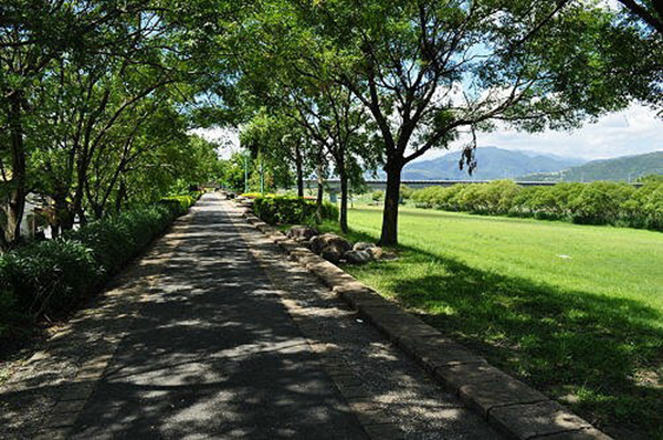 宜蘭河濱公園人行及自行車道。