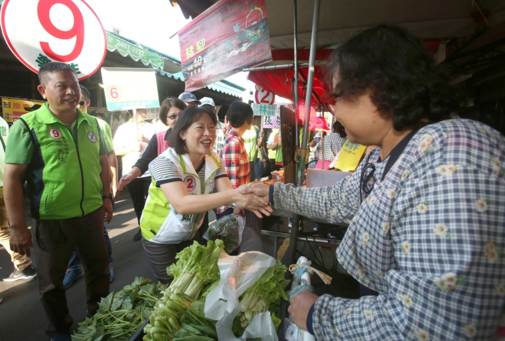 廖婉如與四位議員候選人，進入內新市場，向商販及消費者親切的握手致意。（林佳龍竸總）