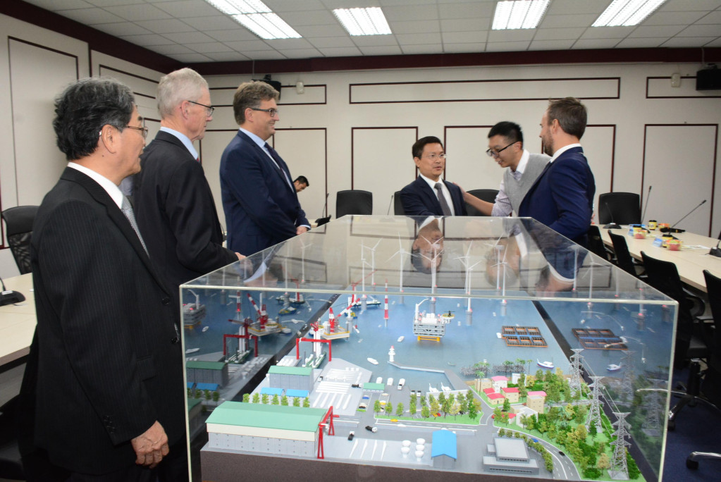 丹麥駐台商務辦事處長倪安生，拜訪彰化縣長魏明谷談綠能合作。玻璃櫃中為風電模型。圖／彰化縣政府提供