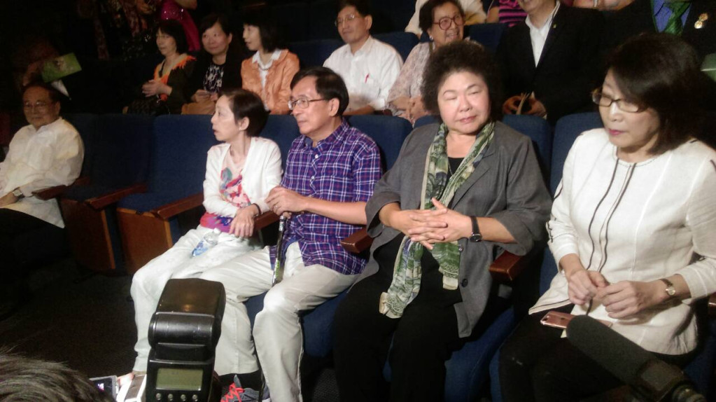 針對麵包師未經同意拍攝前總統陳水扁，引發爭執，高雄市長陳菊下午出席音樂會時對此再度呼籲大家基於人權、人道理由，「尊重陳總統的隱私，給他一點空間」。圖／林冠妙