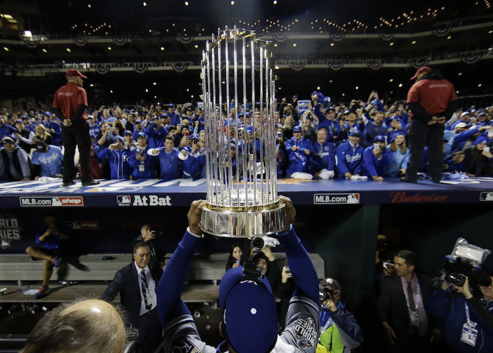 睽違30年，堪薩斯城皇家拿到隊史第2座冠軍獎盃。