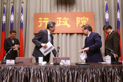 行政院副院長張善政（左2）確定接任閣揆後，宣示盤點重大爭議政策，今日確認有20項政策將續推，僅4項交給新政府決定。（中央社資料照）